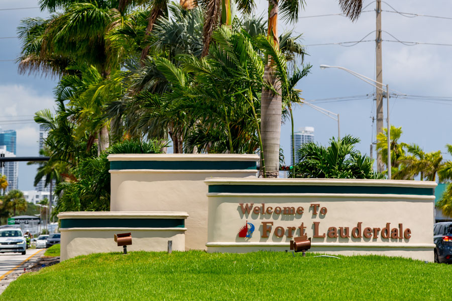 Welcome to Fort Lauderdale Sign on US1 entering from Hollywood. Fort Lauderdale, FL, August 16, 2020. 