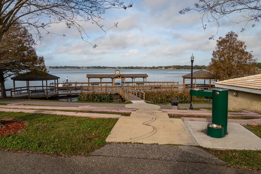 Photo of Lake Howard Park near downtown Winter Haven, FL. Photo credit: Noah Densmore / Shutterstock.com, licensed.