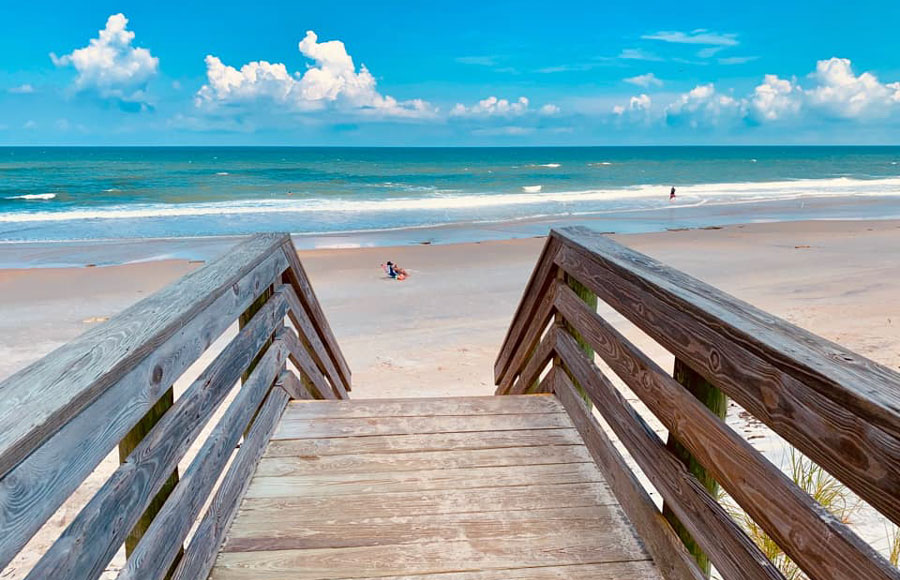 Jungle Hut Beach is a two acre city beach with direct water access and a summer population of ruby-throated hummingbirds. 