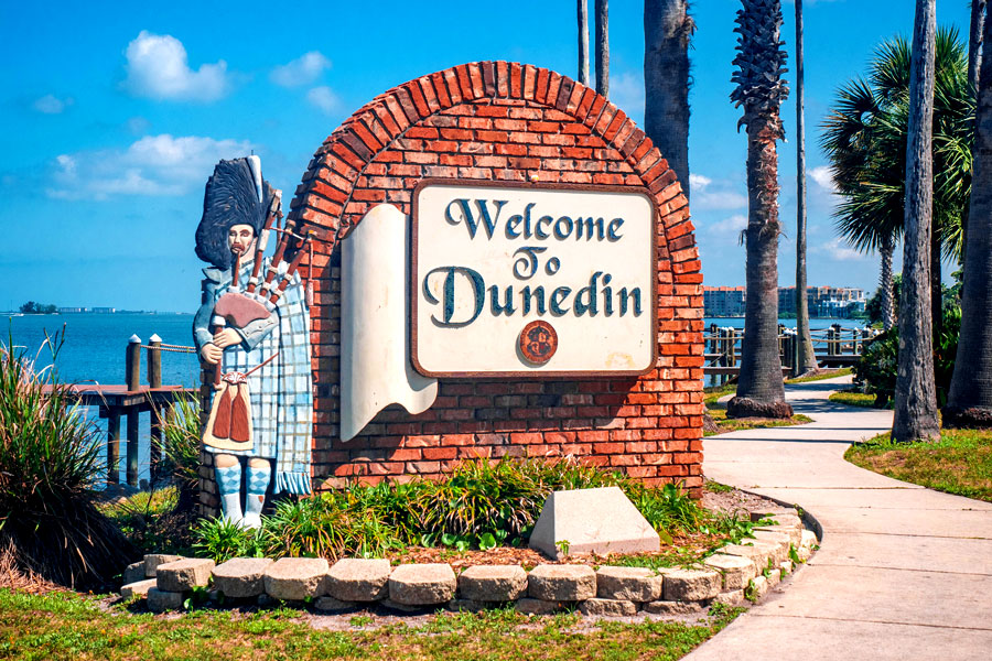 The new entrance sign to the city of Dunedin arriving from Clearwater. 